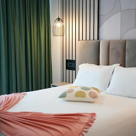 ホテル Poem - Roof Pool & Panoramic Sea View 4*