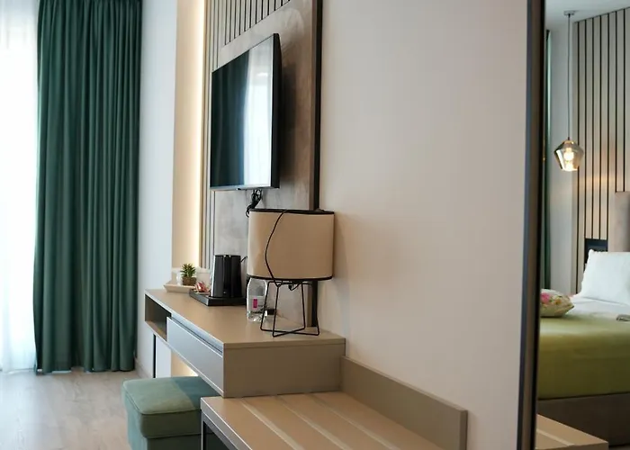 ホテル Poem - Roof Pool & Panoramic Sea View 4*