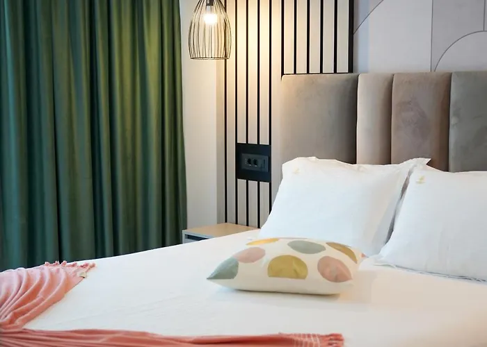 ホテル Poem - Roof Pool & Panoramic Sea View 4*